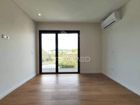 Moradia t4 moderna com piscina e  acabamentos de alta qualidade