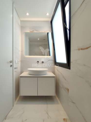 Moradia t4 moderna com piscina e  acabamentos de alta qualidade