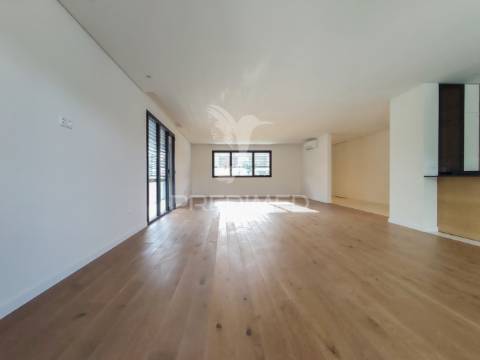 Moradia t4 moderna com piscina e  acabamentos de alta qualidade