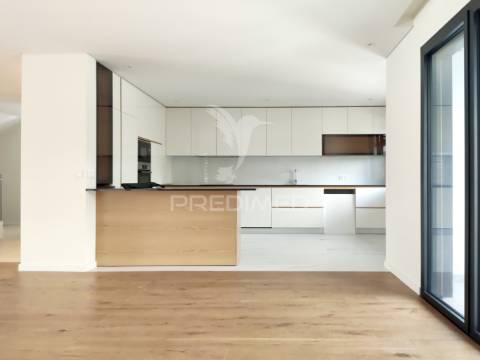 Moradia t4 moderna com piscina e  acabamentos de alta qualidade