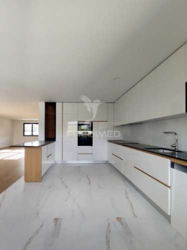 Moradia t4 moderna com piscina e  acabamentos de alta qualidade