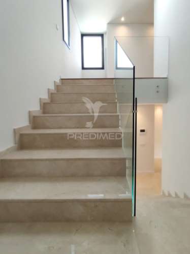 Moradia t4 moderna com piscina e  acabamentos de alta qualidade