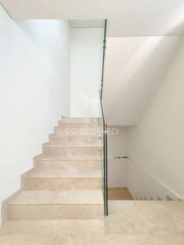 Moradia t4 moderna com piscina e  acabamentos de alta qualidade