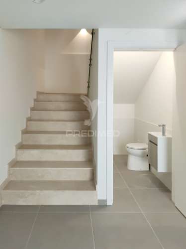 Moradia t4 moderna com piscina e  acabamentos de alta qualidade