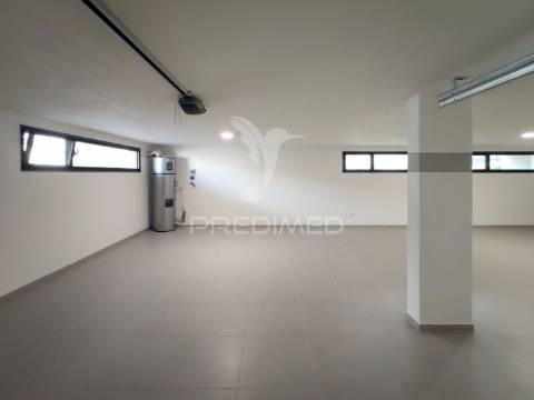 Moradia t4 moderna com piscina e  acabamentos de alta qualidade