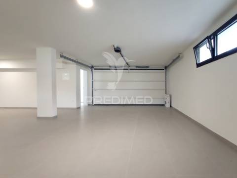 Moradia t4 moderna com piscina e  acabamentos de alta qualidade