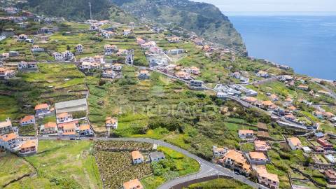 Terreno com capacidade construtiva em ribeira brava - ilha da madeira