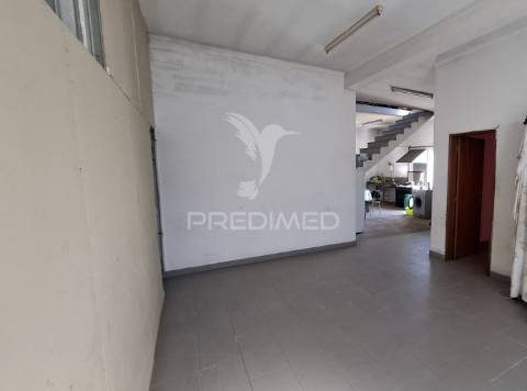 Armazém com potencial para moradia t3, fazendas de almeirim.