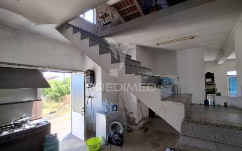 Armazém com potencial para moradia t3, fazendas de almeirim.