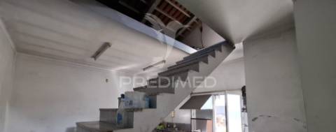 Armazém com potencial para moradia t3, fazendas de almeirim.