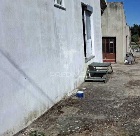 Armazém com potencial para moradia t3, fazendas de almeirim.