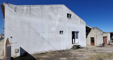 Armazém com potencial para moradia t3, fazendas de almeirim.