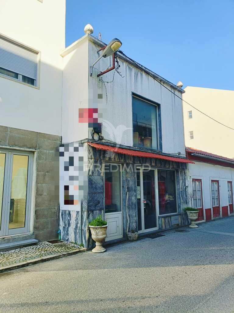 Prédio no centro de caxarias