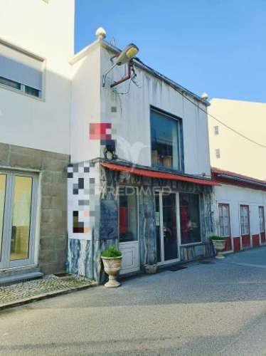 Prédio no centro de caxarias