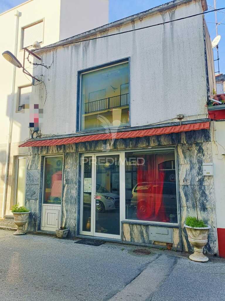 Prédio no centro de caxarias