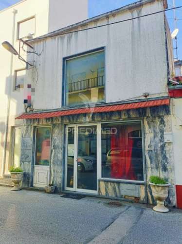 Prédio no centro de caxarias