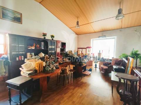 Prédio no centro de caxarias