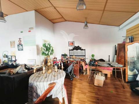 Prédio no centro de caxarias