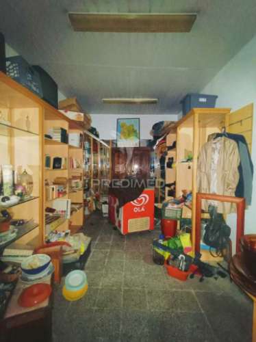 Prédio no centro de caxarias