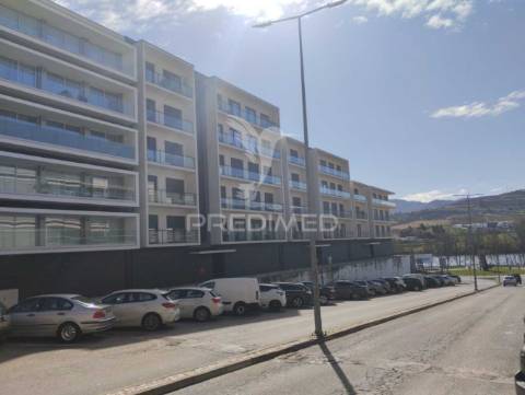 Apartamento t3 semi-novo ( nunca foi habitado ) com vistas sobre a cidade e o rio douro, no peso da régua