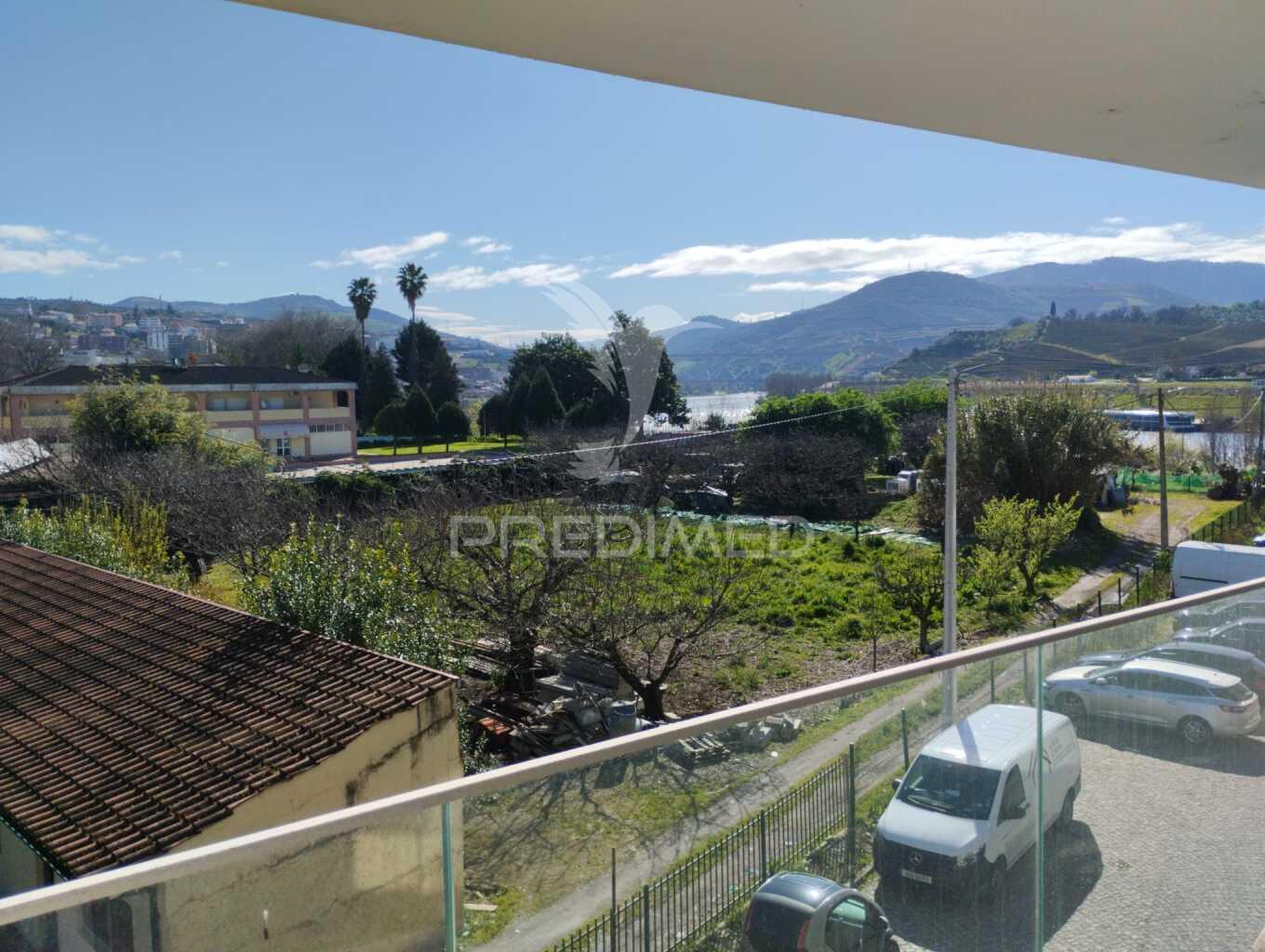 Apartamento t3 semi-novo ( nunca foi habitado ) com vistas sobre a cidade e o rio douro, no peso da régua