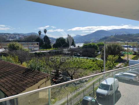 Apartamento t3 semi-novo ( nunca foi habitado ) com vistas sobre a cidade e o rio douro, no peso da régua