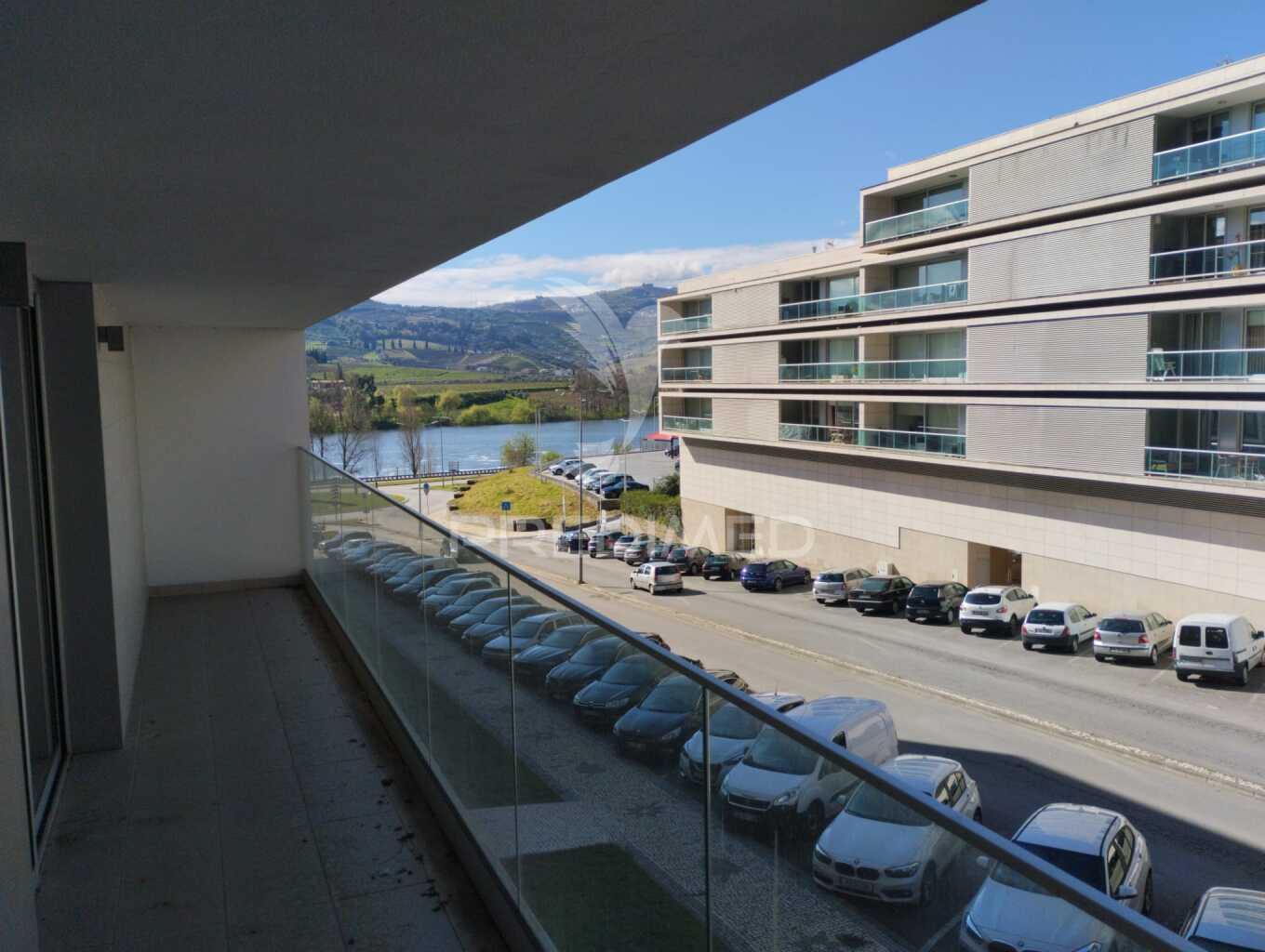 Apartamento t3 semi-novo ( nunca foi habitado ) com vistas sobre a cidade e o rio douro, no peso da régua
