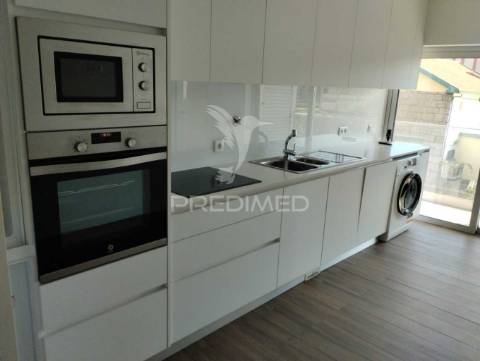 Apartamento t3 semi-novo ( nunca foi habitado ) com vistas sobre a cidade e o rio douro, no peso da régua