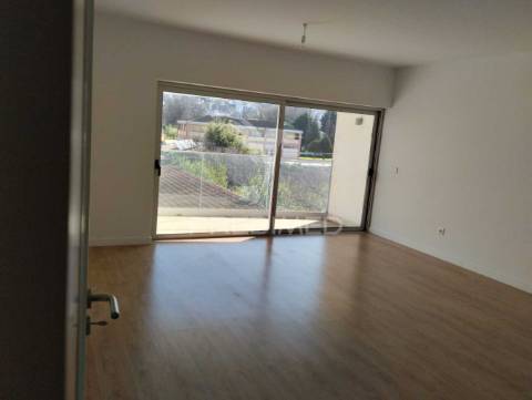 Apartamento t3 semi-novo ( nunca foi habitado ) com vistas sobre a cidade e o rio douro, no peso da régua