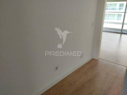 Apartamento t3 semi-novo ( nunca foi habitado ) com vistas sobre a cidade e o rio douro, no peso da régua