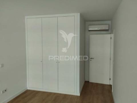 Apartamento t3 semi-novo ( nunca foi habitado ) com vistas sobre a cidade e o rio douro, no peso da régua