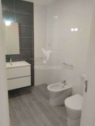 Apartamento t3 semi-novo ( nunca foi habitado ) com vistas sobre a cidade e o rio douro, no peso da régua