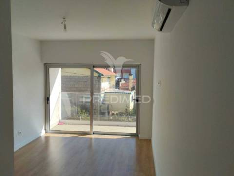 Apartamento t3 semi-novo ( nunca foi habitado ) com vistas sobre a cidade e o rio douro, no peso da régua