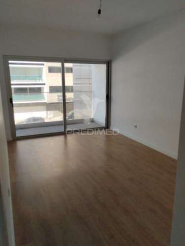 Apartamento t3 semi-novo ( nunca foi habitado ) com vistas sobre a cidade e o rio douro, no peso da régua