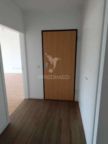 Apartamento t3 semi-novo ( nunca foi habitado ) com vistas sobre a cidade e o rio douro, no peso da régua