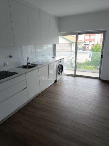 Apartamento t3 semi-novo ( nunca foi habitado ) com vistas sobre a cidade e o rio douro, no peso da régua