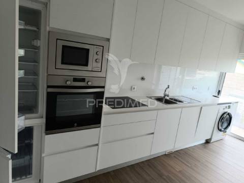 Apartamento t3 semi-novo ( nunca foi habitado ) com vistas sobre a cidade e o rio douro, no peso da régua