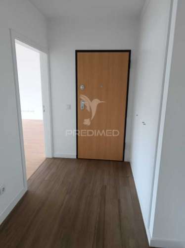 Apartamento t3 semi-novo ( nunca foi habitado ) com vistas sobre a cidade e o rio douro, no peso da régua