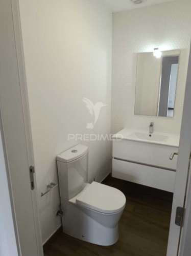 Apartamento t3 semi-novo ( nunca foi habitado ) com vistas sobre a cidade e o rio douro, no peso da régua