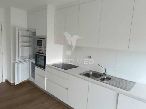 Apartamento t3 semi-novo ( nunca foi habitado ) com vistas sobre a cidade e o rio douro, no peso da régua