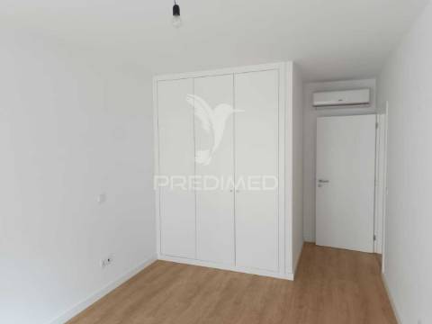 Apartamento t3 semi-novo ( nunca foi habitado ) com vistas sobre a cidade e o rio douro, no peso da régua