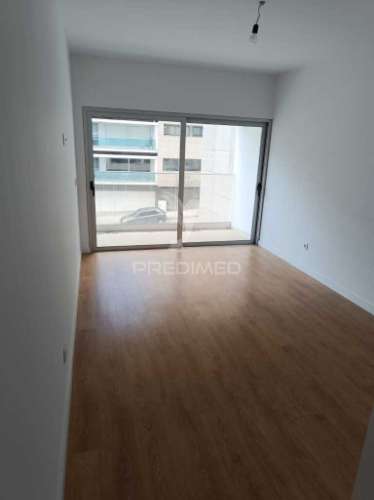 Apartamento t3 semi-novo ( nunca foi habitado ) com vistas sobre a cidade e o rio douro, no peso da régua
