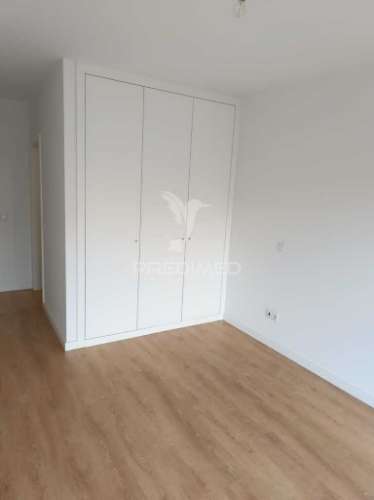 Apartamento t3 semi-novo ( nunca foi habitado ) com vistas sobre a cidade e o rio douro, no peso da régua