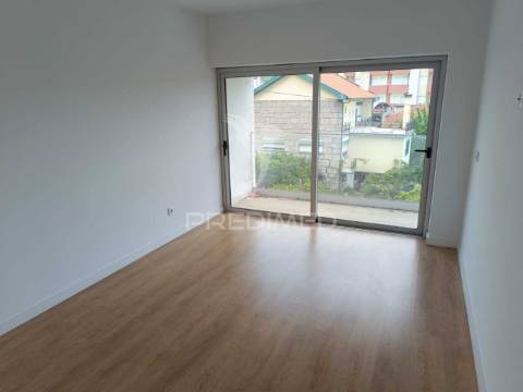 Apartamento t3 semi-novo ( nunca foi habitado ) com vistas sobre a cidade e o rio douro, no peso da régua