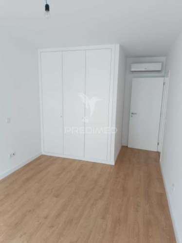 Apartamento t3 semi-novo ( nunca foi habitado ) com vistas sobre a cidade e o rio douro, no peso da régua