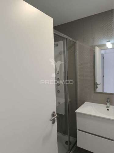 Apartamento t3 semi-novo ( nunca foi habitado ) com vistas sobre a cidade e o rio douro, no peso da régua