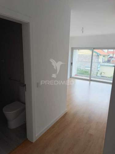 Apartamento t3 semi-novo ( nunca foi habitado ) com vistas sobre a cidade e o rio douro, no peso da régua