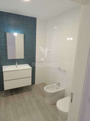 Apartamento t3 semi-novo ( nunca foi habitado ) com vistas sobre a cidade e o rio douro, no peso da régua