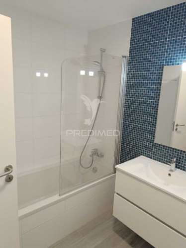 Apartamento t3 semi-novo ( nunca foi habitado ) com vistas sobre a cidade e o rio douro, no peso da régua