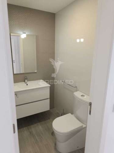 Apartamento t3 semi-novo ( nunca foi habitado ) com vistas sobre a cidade e o rio douro, no peso da régua